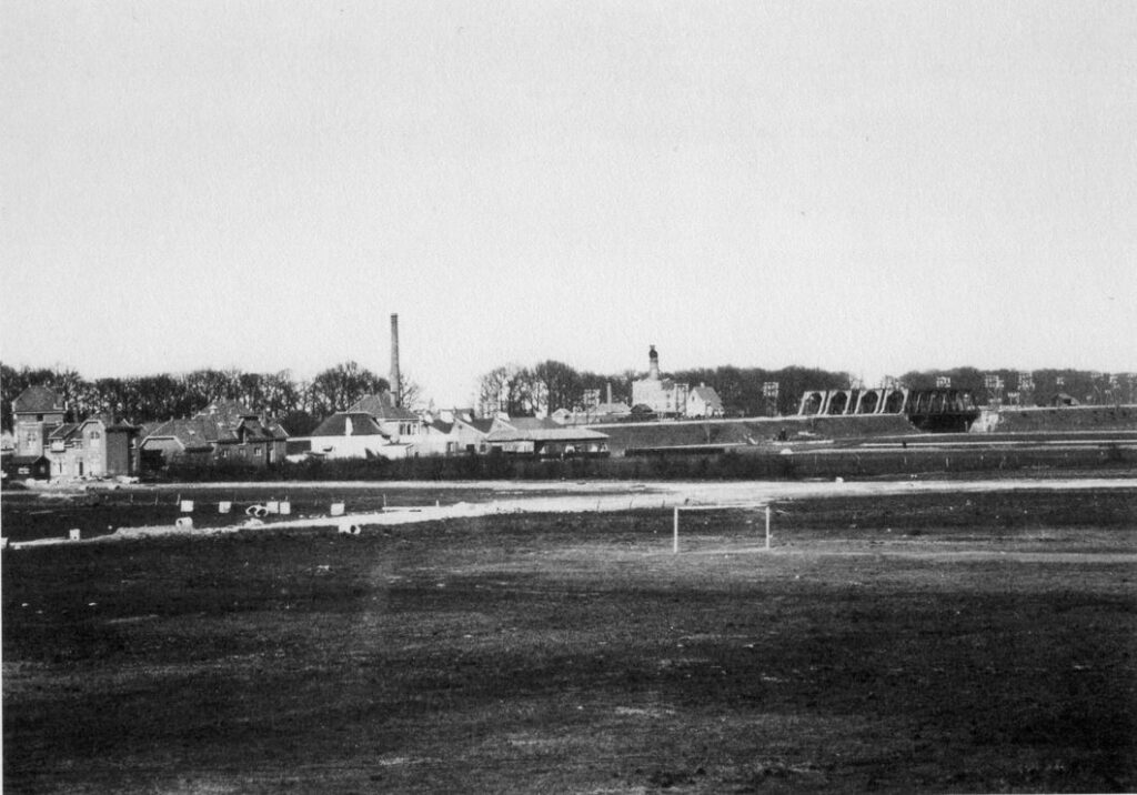 1925 Armhoefse Akkers en spoorbruggen (foto).