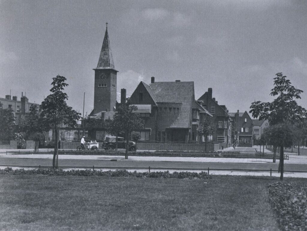 1940 Jan van Beverwijckstraat en de kruising met de P.F. Bergmansstraat (foto).