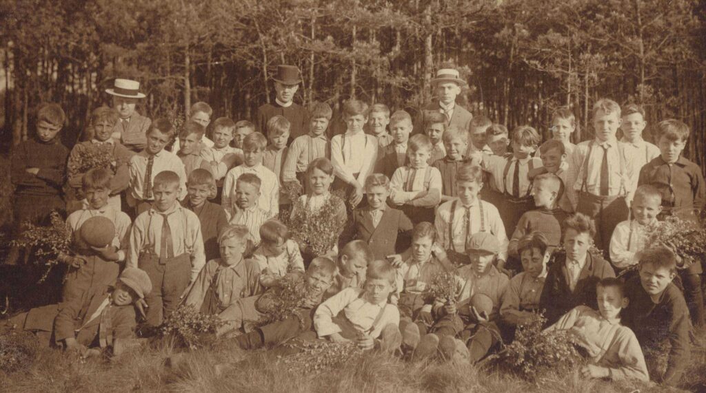 1925 J.A. Proost (links) met leerlingen.