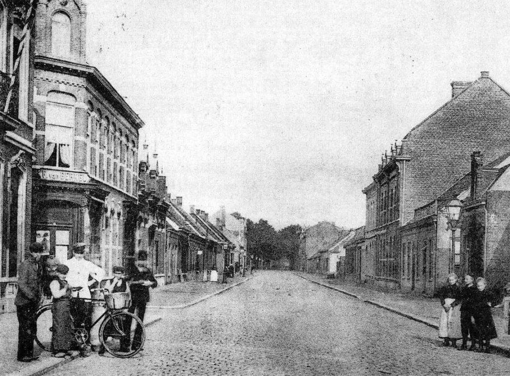 1904 Oude Bosscheweg (nu Tivolistraat) gezien vanaf de hoek St. Josephstraat. Linksachter het woonhuis van de familie Roothaert).