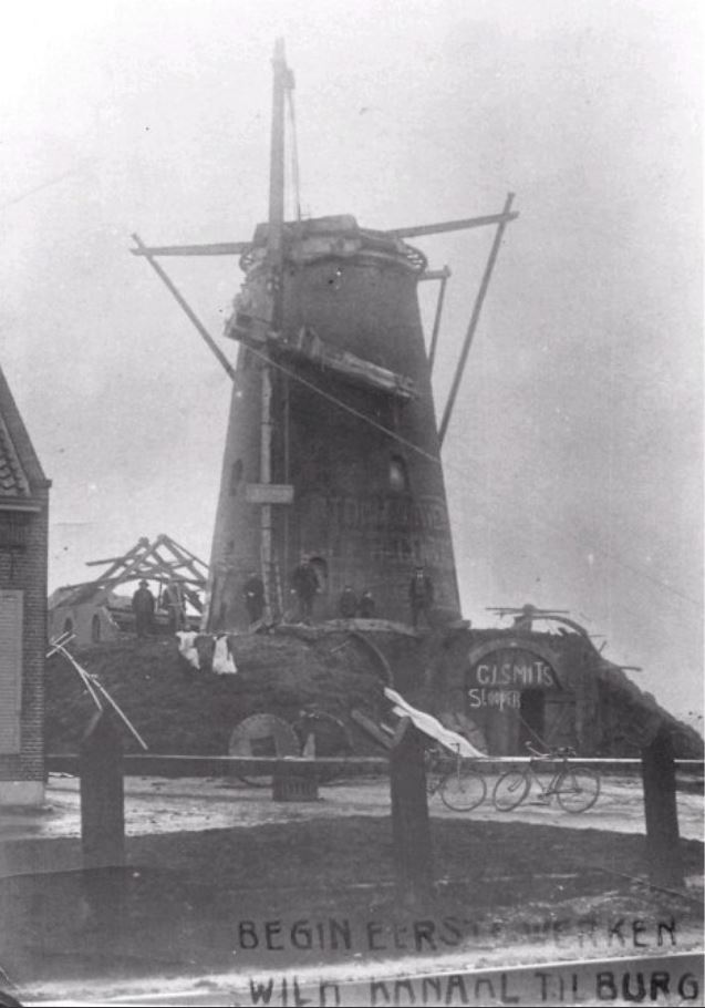 1913. Molen van Leijten aan de Hoevense Kanaaldijk tijdens de afbraak door 'slooper' Smits.