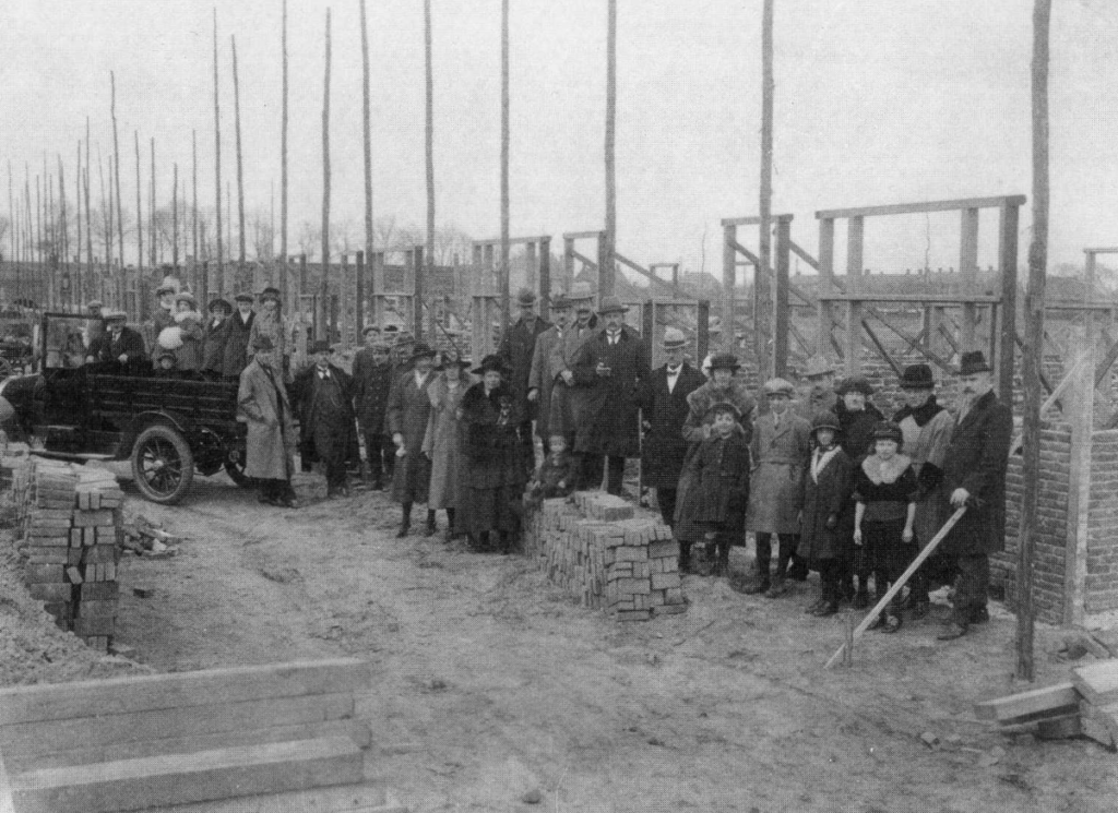 1922 De toekomstige bewoners van de 10 woningen met rijkssteun aan de Boerhaavestraat. In de auto zit de aannemer Zebregts.