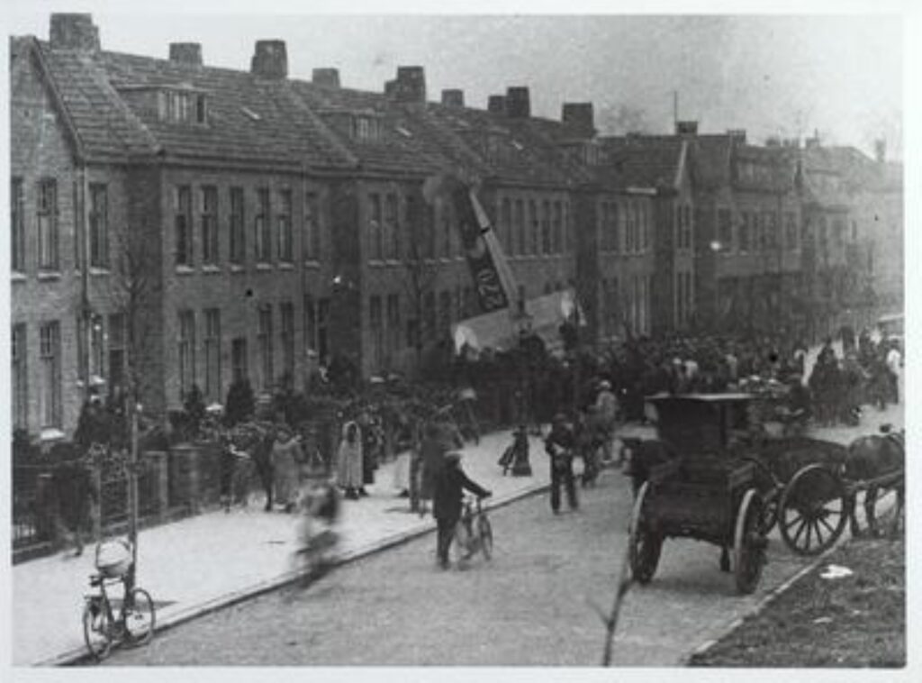 1926 Vliegtuigje in de Boerhaavestraat.
