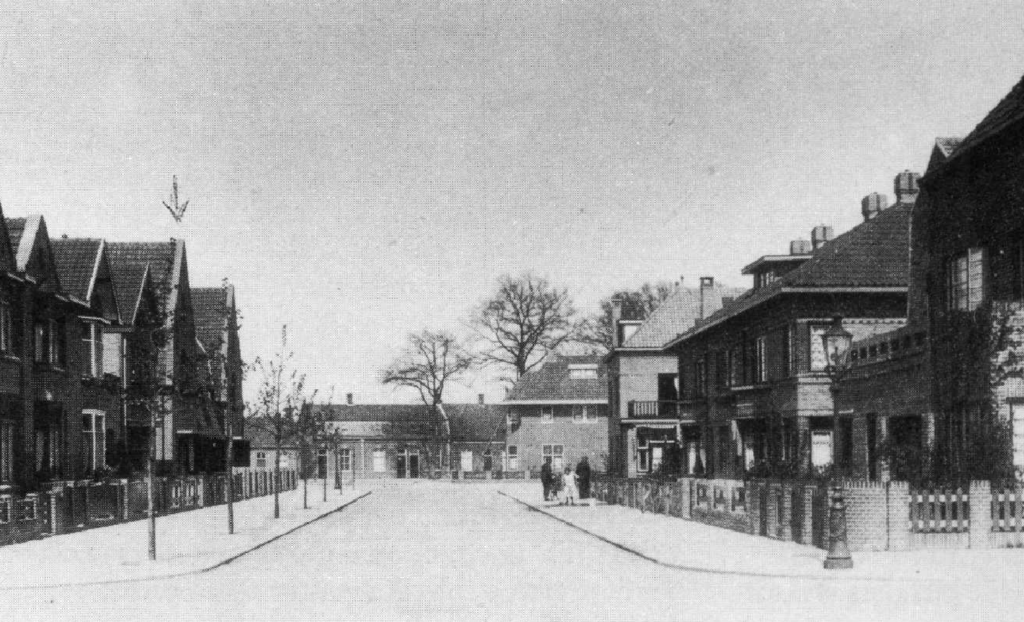 1930 Boerhaavestraat. De z.g. kleine Boerhaave. De huizen op de achtergrond staan aan de Oude Bosscheweg (gesloopt in de jaren 60 bij aanleg verlengde Spoorlaan).