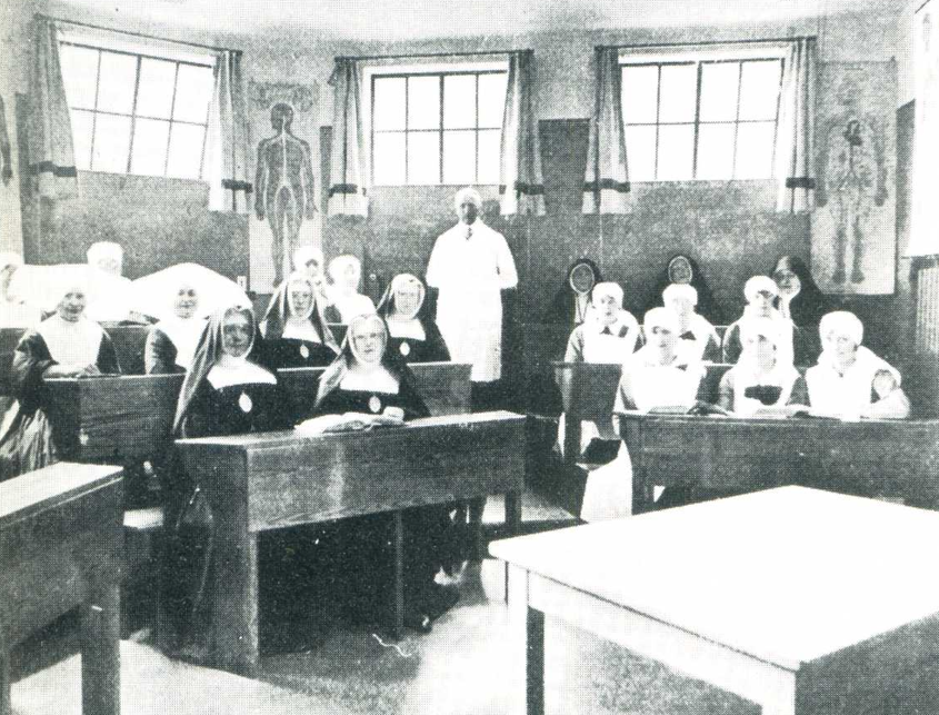 1938 St. Elisabeth ziekenhuis cursuskamer met dr. van Buchem, 1e geneesheer-directeur.