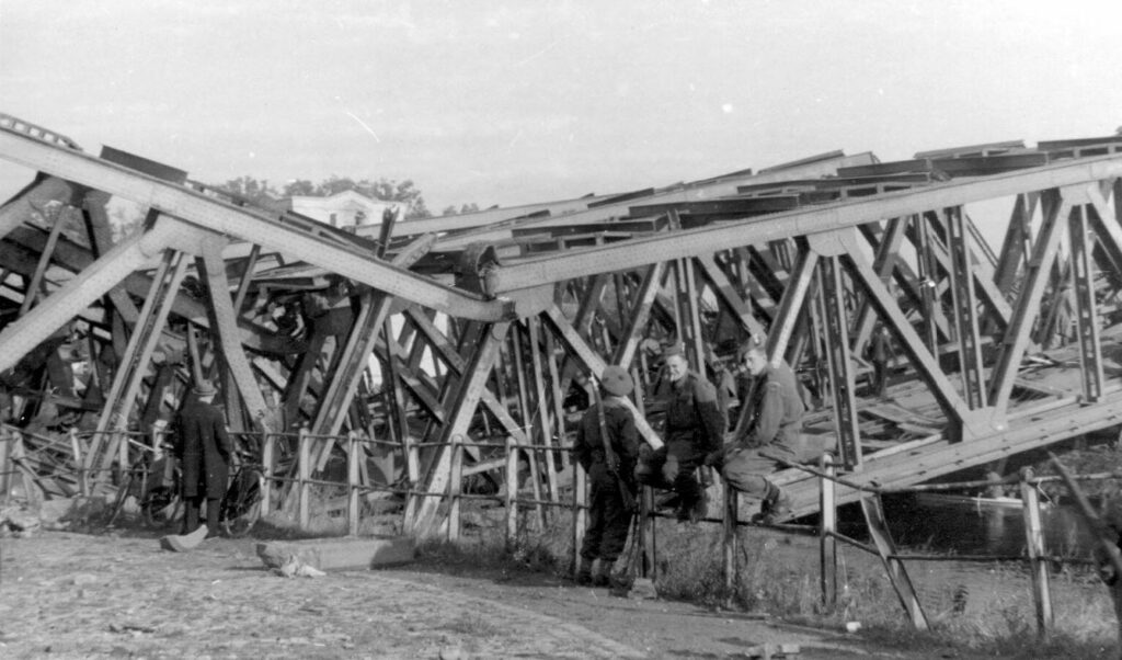 1944 Spoorbrug over het Wilhelminakanaal (opgeblazen in 1940).