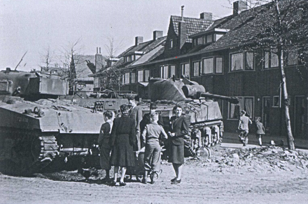 1944 Tanks op de Spoordijk.