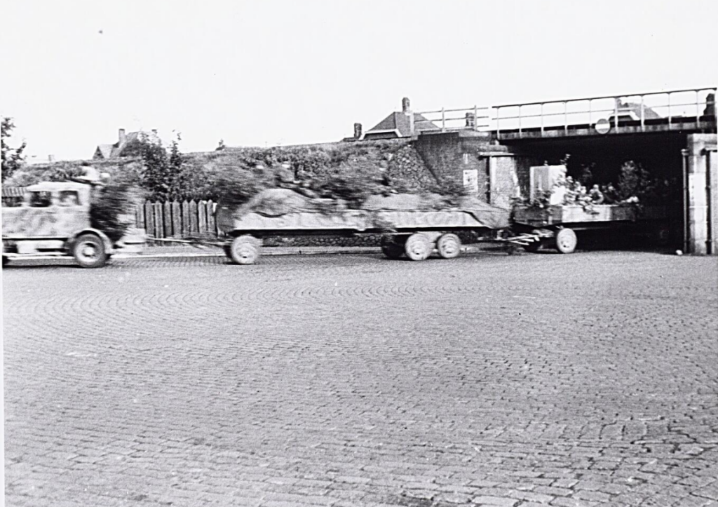 1944 Terugtocht Duitsers onder spoorviaduct Ringbaan Oost bij de Bosscheweg.