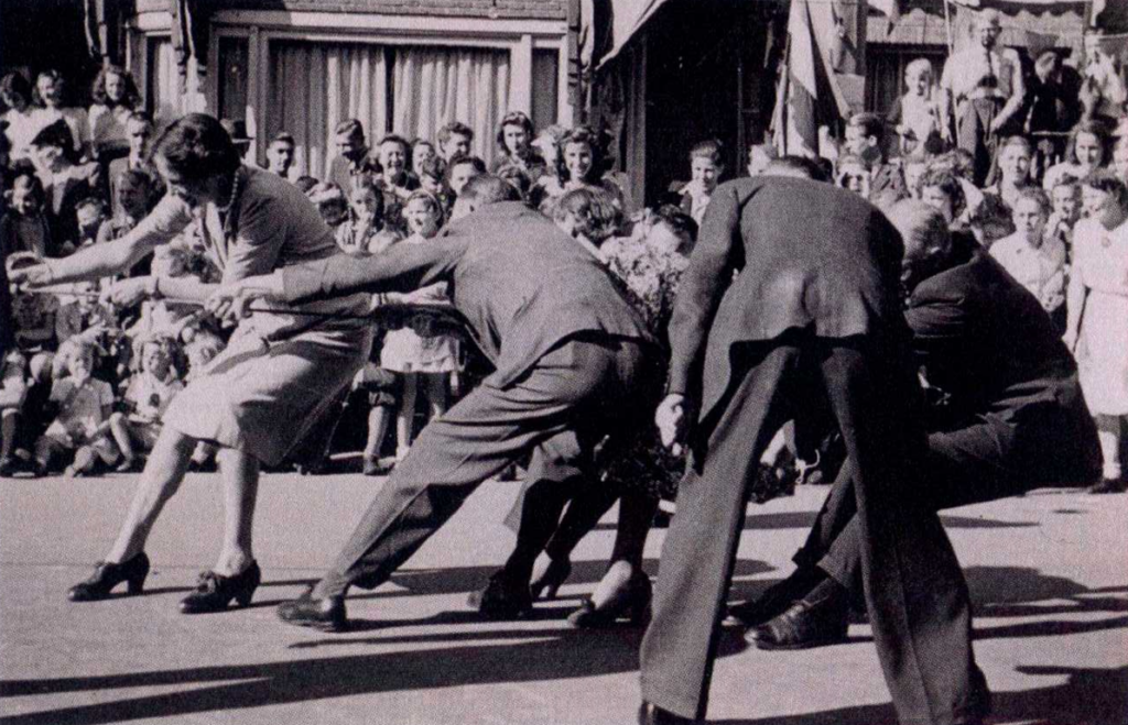 1945 Bevrijdingsfeesten op de Nieuwe Bosscheweg (touwtrekken)