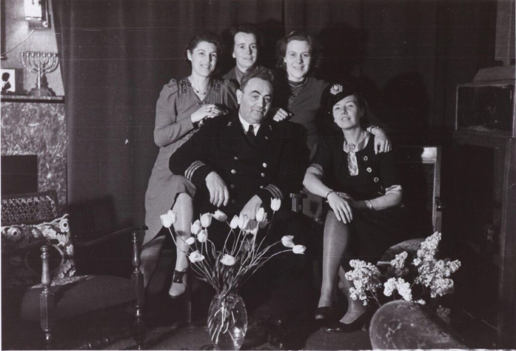 1945 Familie Knook (Jan van Beverwijckstraat 25) met ingekwartierde militair.