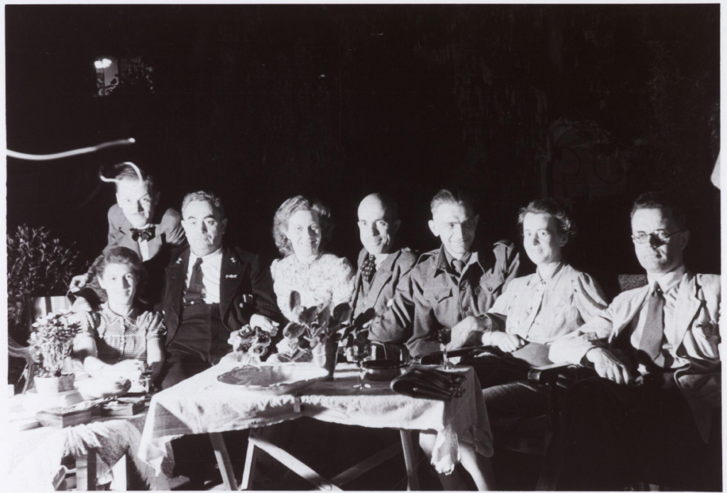 1945 Familie Knook (Jan van Beverwijckstraat 25) met ingekwartierde militairen.