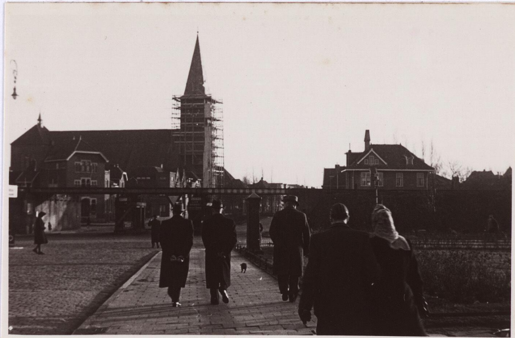 1945 Sacramentskerk in de stijgers tijdens Kerstmis.