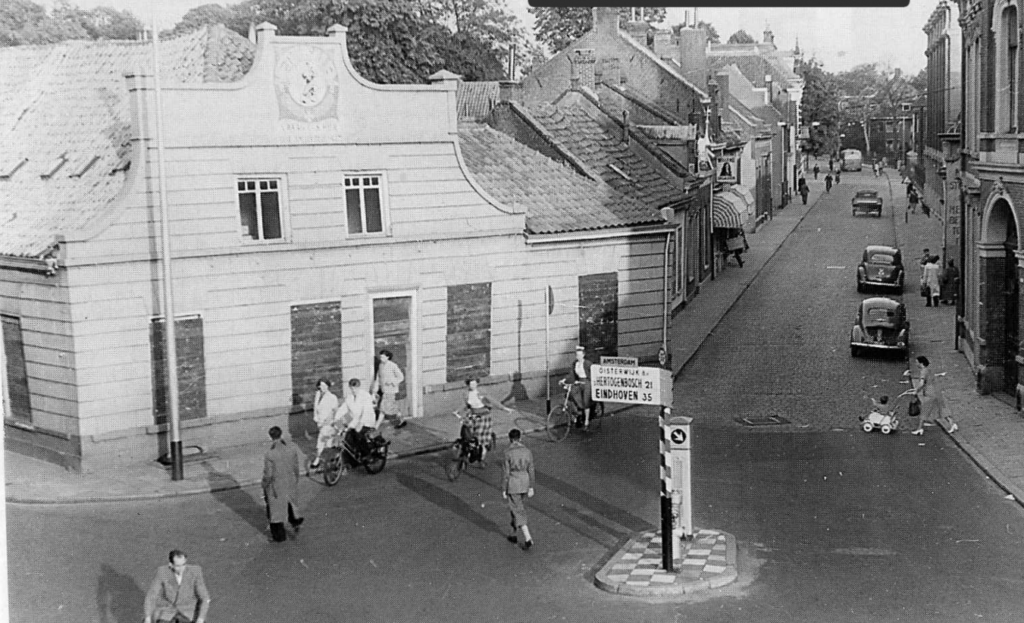 1954 Splitsing Bosscheweg en St. Josephstraat bij café Belle Vue. Gesloopt in 1955.