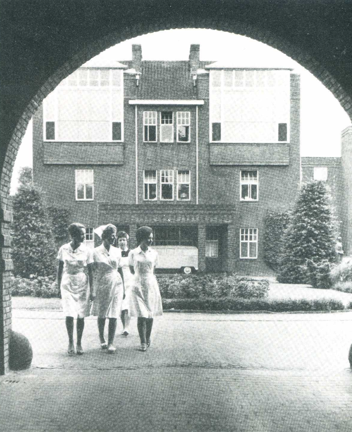 1963 St. Elisabeth ziekenhuis hoofdingang met doorkijkje naar de binnenplaats.