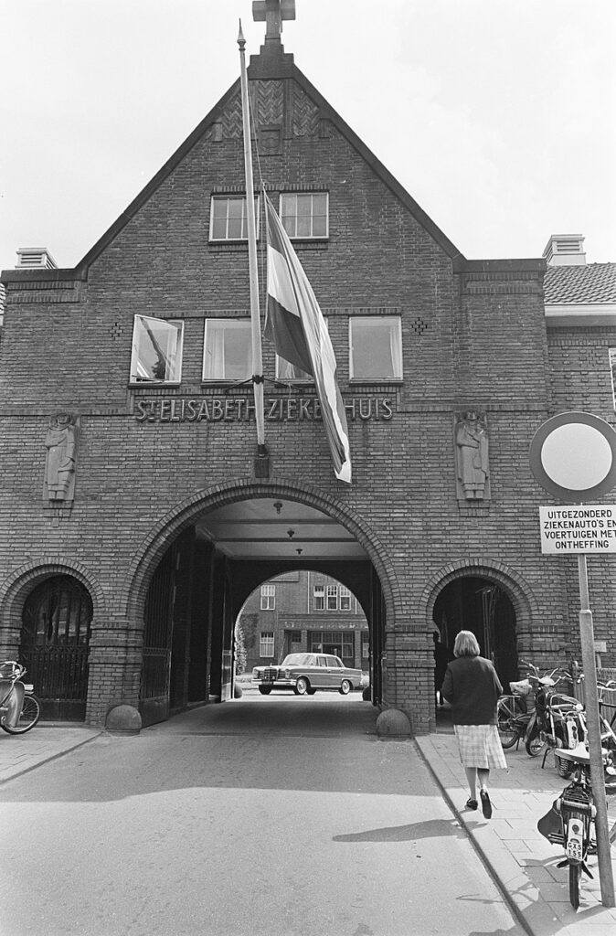 1966 Poortgebouw St. Elisabeth ziekenhuis (met beelden).