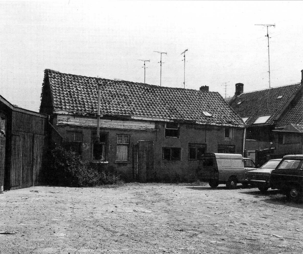 1981 Achterzijde Oude Bosscheweg 117 (nu Tivolistraat 39). Tweede woonhuis van Anton Roothaert. Vader Anton sr. vestigde hier zijn eerste biljarttafelfabriekje.