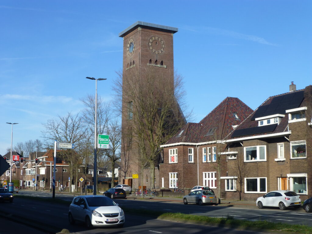 2022 Sacramentskerk vanaf de Jan van Beverwijckstraat.