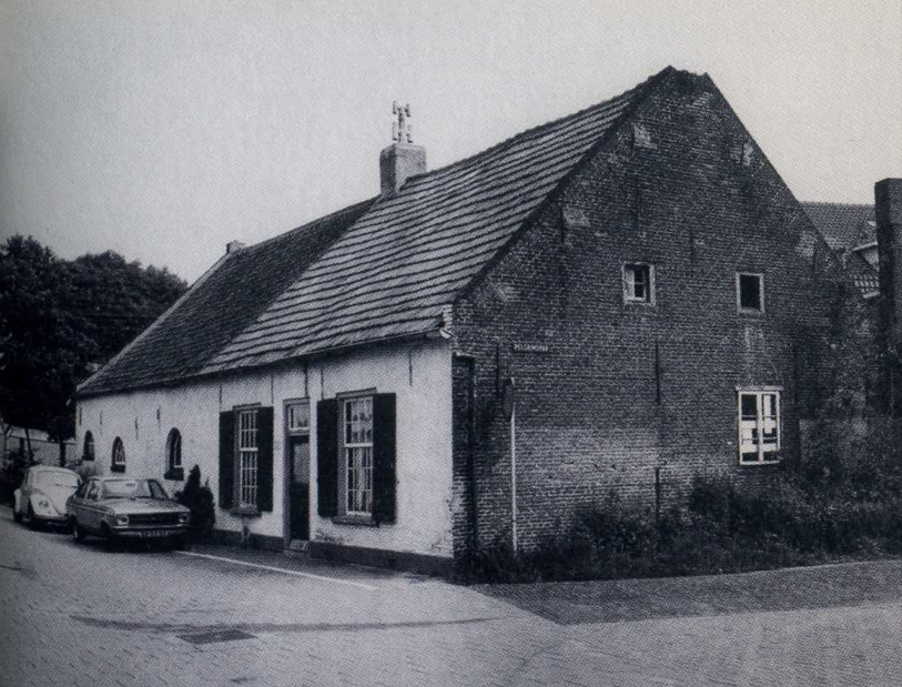 Boerderij uit 1866 op de hoek Enthovenseweg, Pelgrimspad en Spoorlaan in 1984 (nu gesloopt).