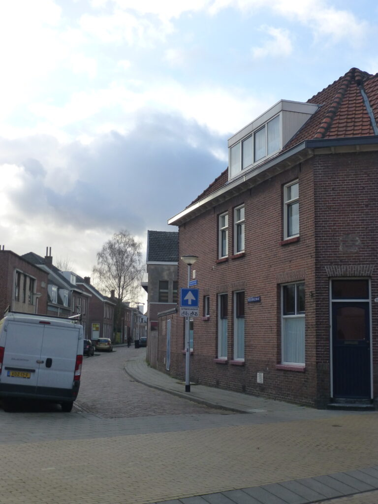 32b. 1942 Bombardement St. Josephstraat (nu Prinsenhoeven) ter hoogte van de Hoogvensestraat.