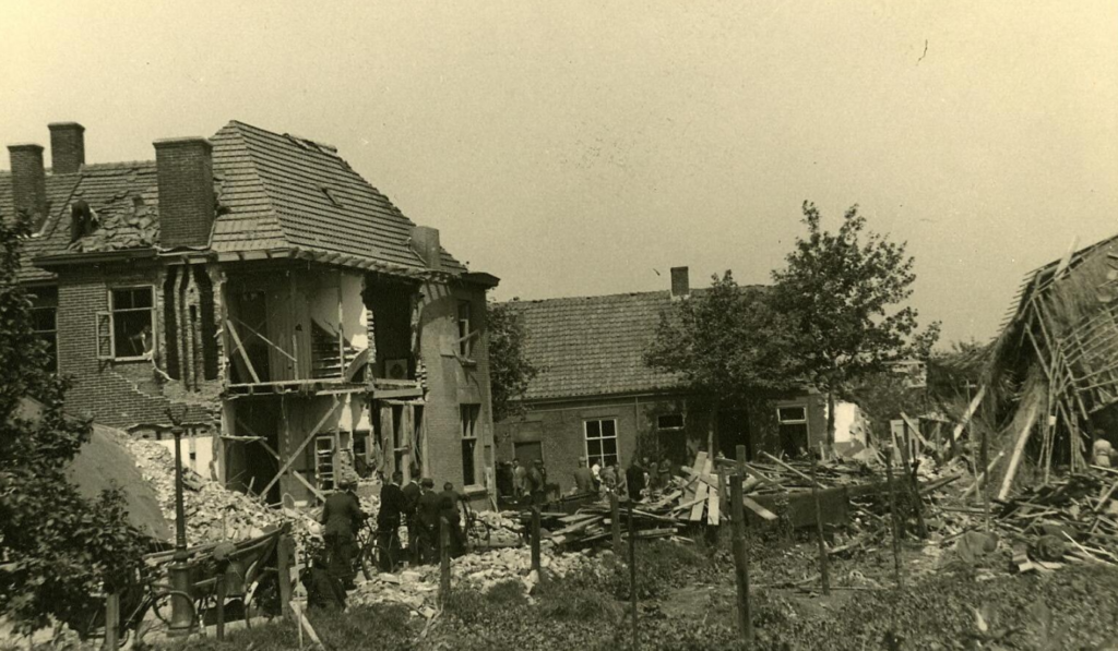 1942 Bombardement St. Josephstraat (nu Prinsenhoeven) ter hoogte van de Hoogvensestraat.