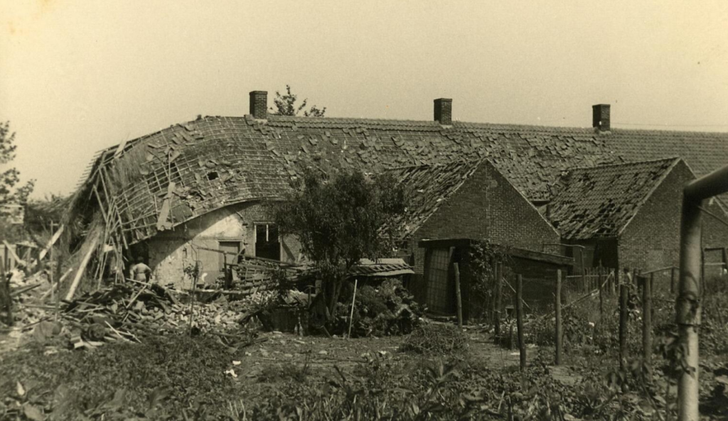 1942 Bombardement St. Josephstraat (nu Prinsenhoeven) ter hoogte van de Hoogvensestraat.