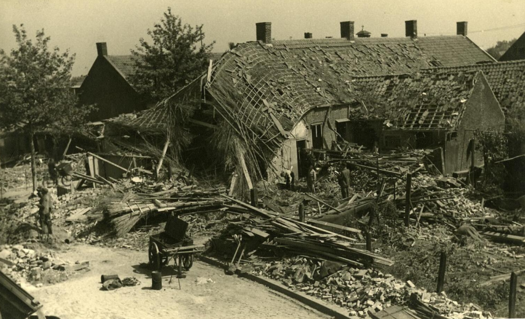 1942 Bombardement St. Josephstraat (nu Prinsenhoeven) ter hoogte van de Hoogvensestraat.