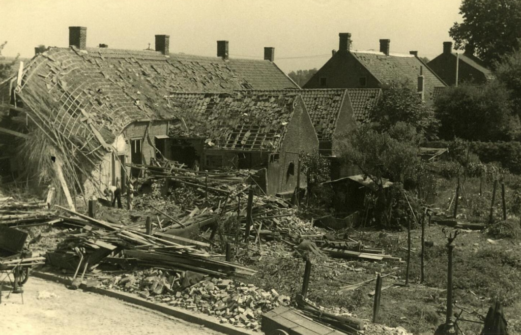 1942 Bombardement St. Josephstraat (nu Prinsenhoeven) ter hoogte van de Hoogvensestraat.