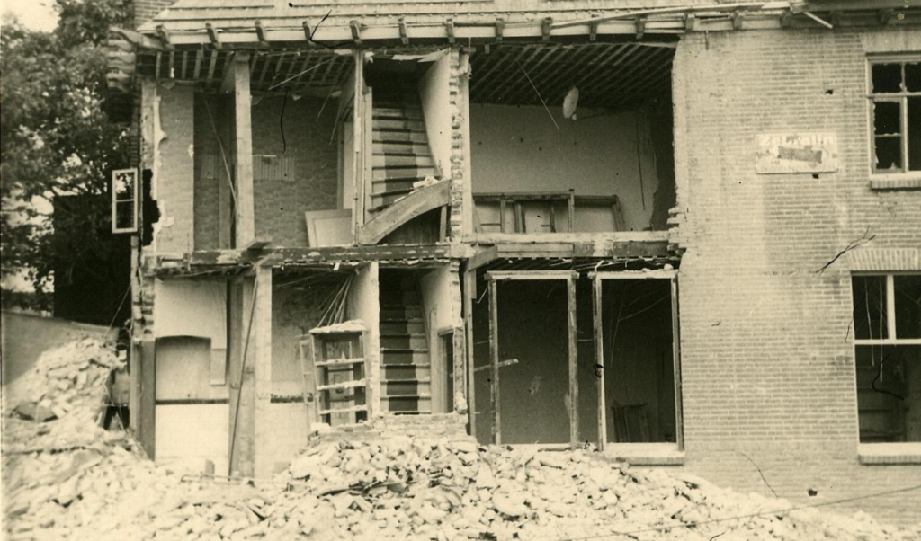 1942 Bombardement St. Josephstraat (nu Prinsenhoeven) ter hoogte van de Hoogvensestraat.