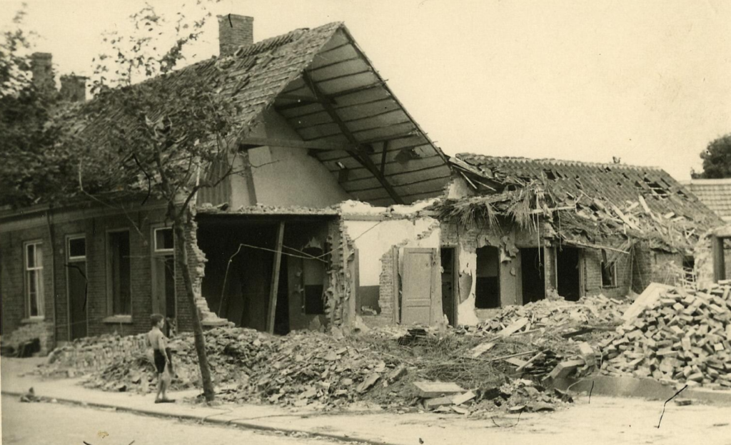 1942 Bombardement St. Josephstraat (nu Prinsenhoeven) ter hoogte van de Hoogvensestraat.