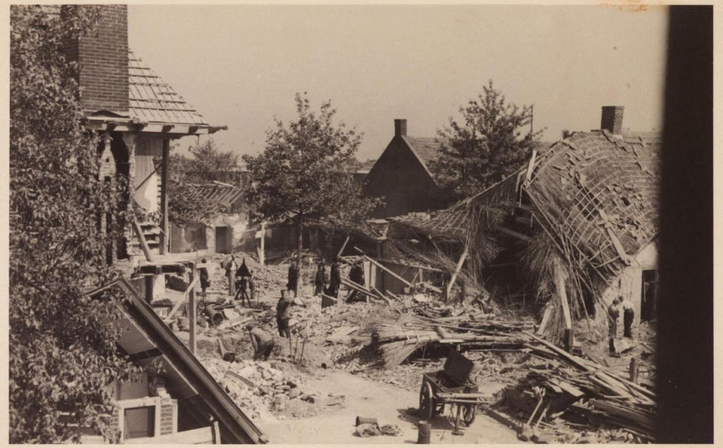 1942 Bombardement St. Josephstraat (nu Prinsenhoeven) ter hoogte van de Hoogvensestraat.