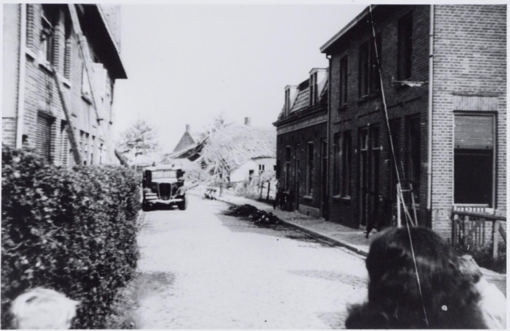 1942 Bombardement St. Josephstraat (nu Prinsenhoeven) ter hoogte van de Hoogvensestraat.