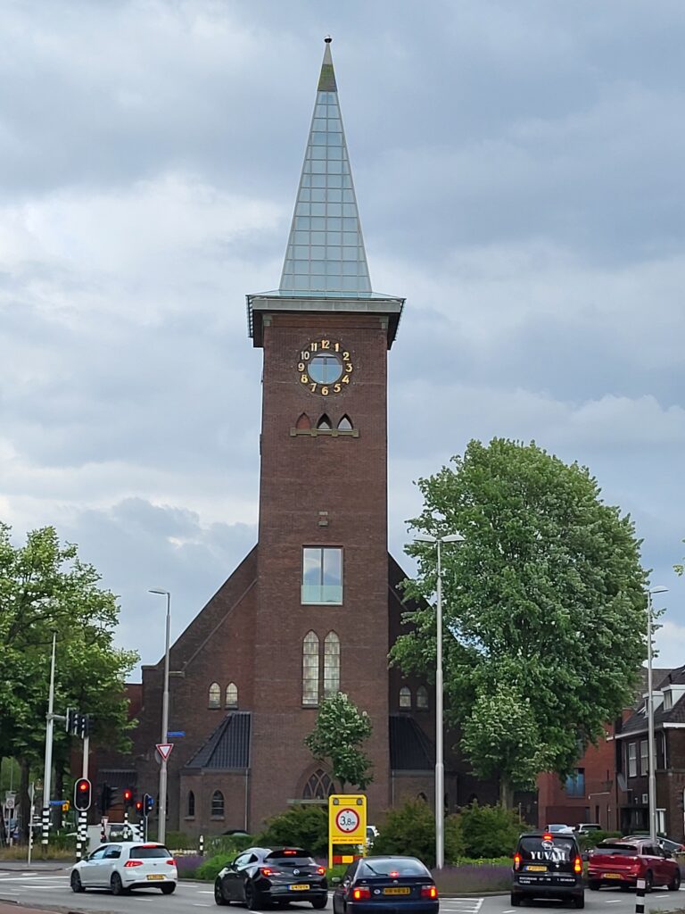 Nieuwe torenspits Sacramentskerk 25-05-2025