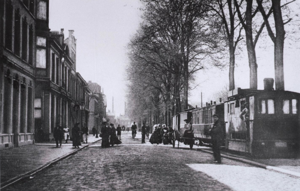 1906 Een tram van de HB op de Spoorlaan in de richting Heuvel.