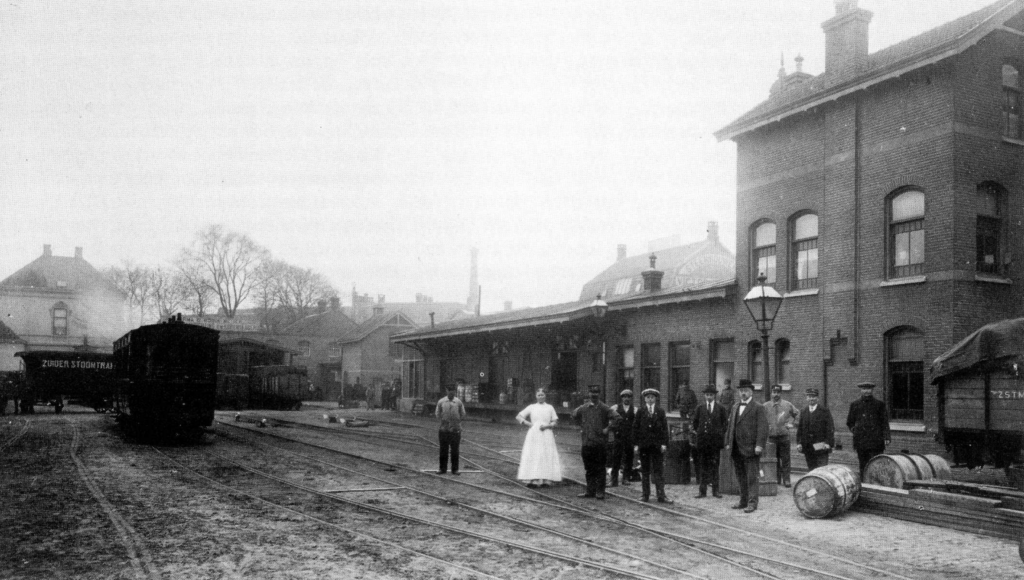 1908 Remise van de ZSM op de hoek Spoorlaan en Utrechtsestraat in Tilburg. Op de achtergrond de firma Boink-Meijer en de nog steeds bestaande villa Kerstens.