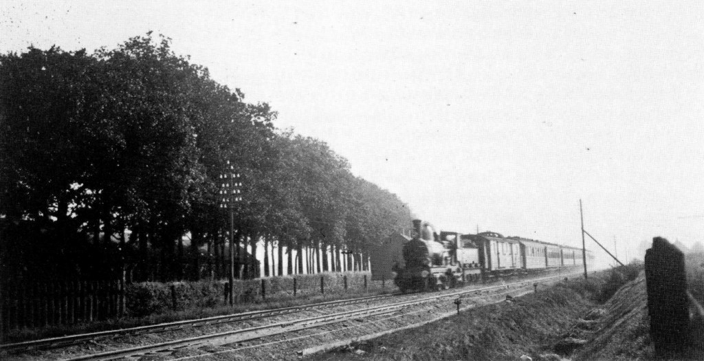 1910 De boottrein naar Vlissingen op het traject Boxtel - Tilburg.