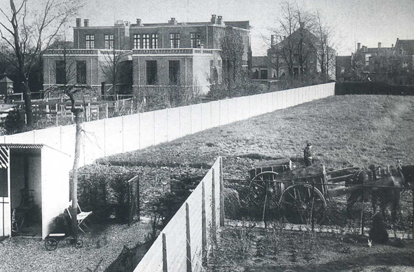 1924 Achterzijde van de villa J.C. van de Mortel. Rechts werden huizen aan de Boerhaavestraat gebouwd.