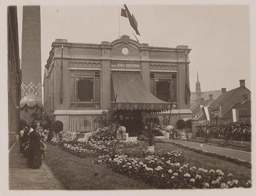 1913 BeKa St. Josephstraat ketelhuis versierd voor bezoek koningin Wilhelmina en Prins Hendrik.