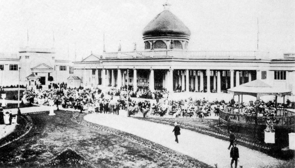 1913 Eeuwfeest restaurant (van hout en hardboard).