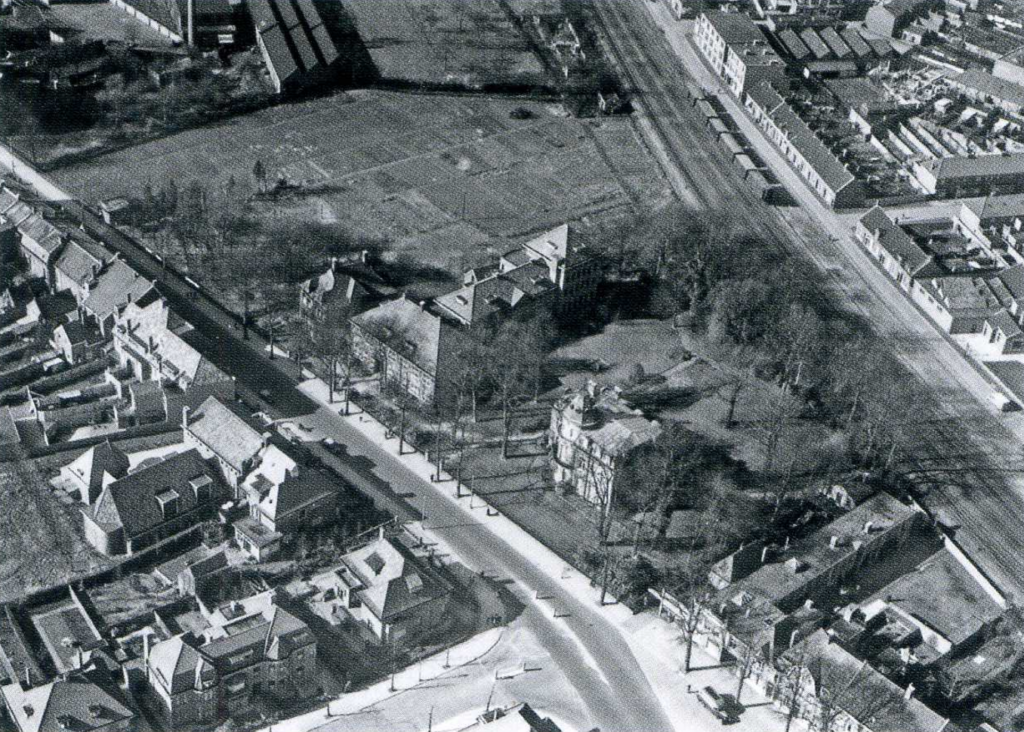 1924 De Handelsschool van de Katholieke Leergangen en Villa Tivoli aan de Oude Bosscheweg (nu Tivolistraat).