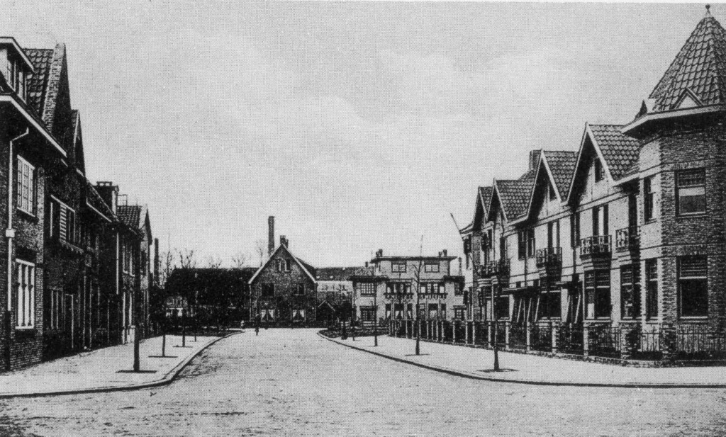 1925 Gerard van Swietenstraat 71, 73, 75 en 77 op de achtergrond de Prof. Dondersstraat en de schoorsteen van de BeKa fabriek.