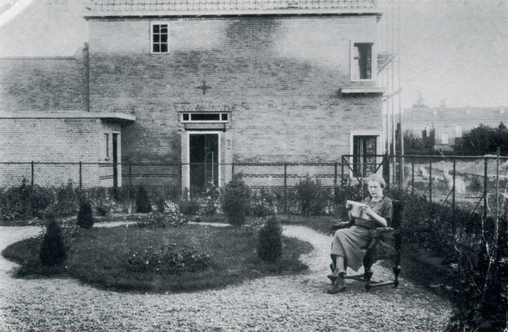 1925 Gerard van Swietenstraat No. 66, Lyda Bots in haar tuin.