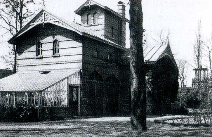 1930 Koetshuis.