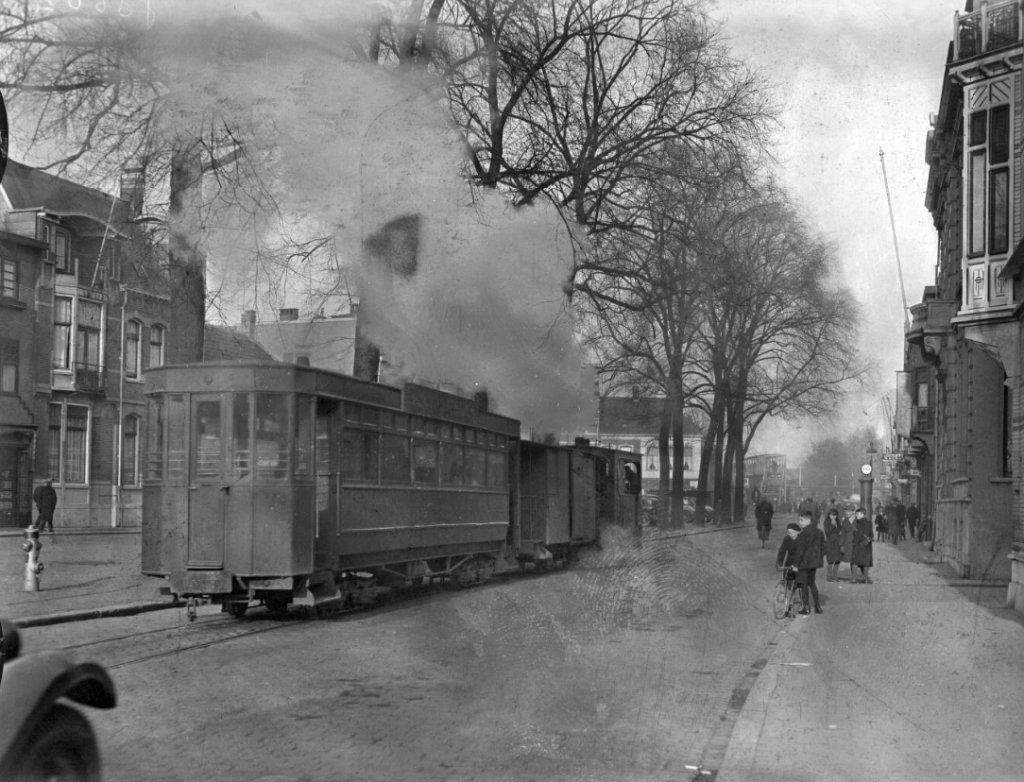 1935 Tram op de Heuvel richting Spoorlaan.