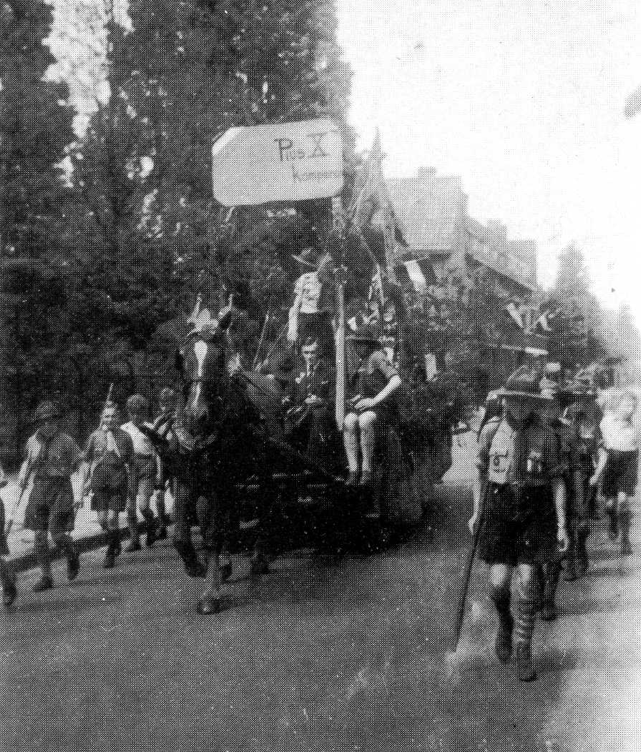 1945 Bevrijdingsdefilé in juni 1945 in de Gerard van Swietenstraat. De Pius X-groep met haar praalwagen.