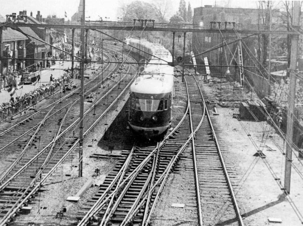 1950 Eerste elektrische trein rijdt Tilburg binnen. Langs de Zuid-Oosterstraat keken honderden mensen toe.