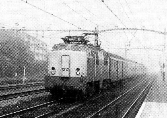 1988 Trein D 203, de Loreley, passeert het station Tilburg-West.