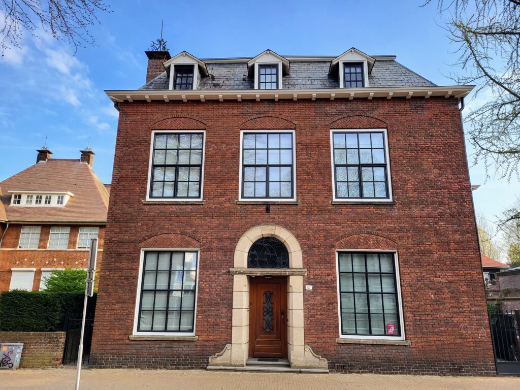 2022 St. Josephstraat 107.