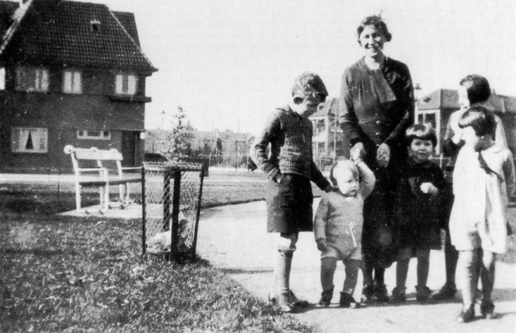 In het plantsoen op de hoek Gerard van Swietenstraat No. 46 en de Reinier de Graafstraat.