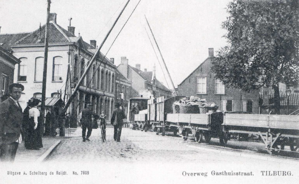1905 Spoorwegovergang Gasthuisstraat. Stoomtram richting Dongen of Waalwijk kruist de spoorweg.
