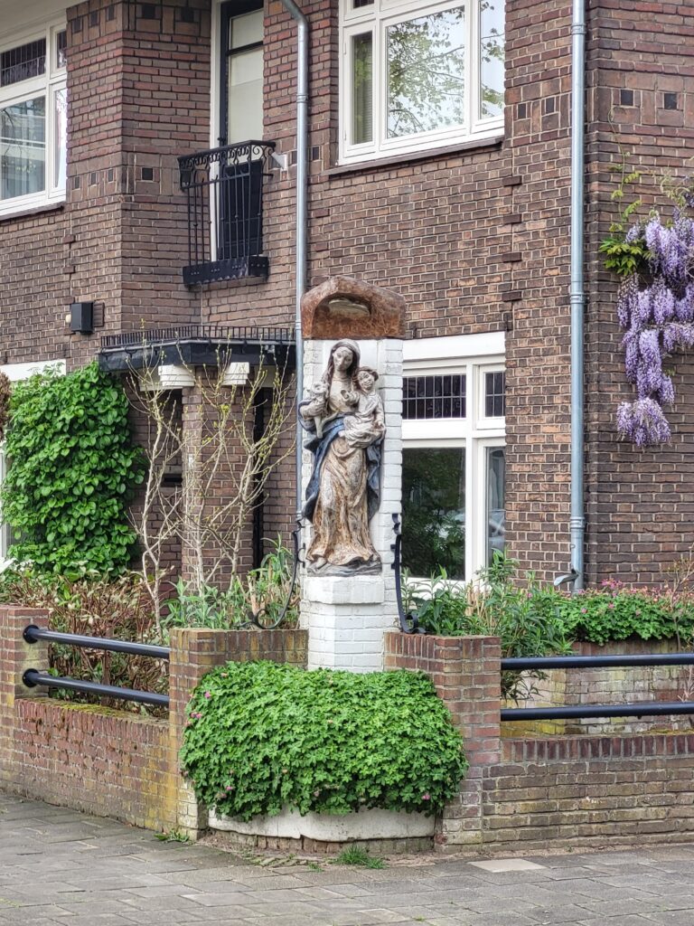 P.F. Bergmansstraat Mariabeeld.